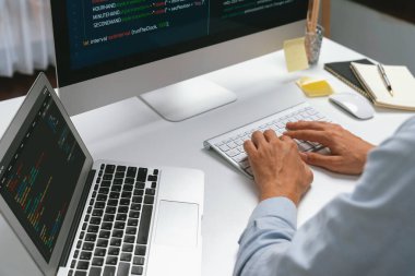 Bilgisayarda bilgisayar ve bilgisayar üzerinde çalışan ve uygulama projesinde kodlama programı olan bilgisayar geliştiricisinin kırpılmış görüntüsü. Teknik mühendis önemli not listeleri yazıyor. Bireysel.