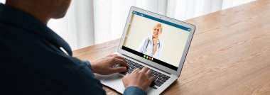 Hasta ile sanal görüşme için mod teletıp yazılım uygulaması tarafından çevrimiçi doktor görüntüsü çağrısı