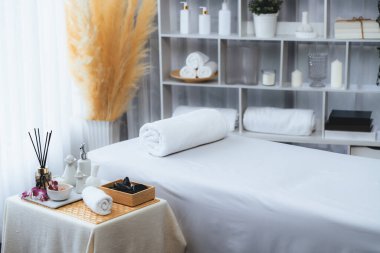 Lüks spa merkezindeki kaplıca masasında güzellik ve güzellik salonu aksesuarları. Spa masajı ve eğlence arka planı konsepti. Sessiz.