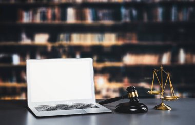 Üniversitenin kütüphanesindeki bir masanın üzerine akıllı tasarım modellemesi için boş dizüstü bilgisayar ekranı