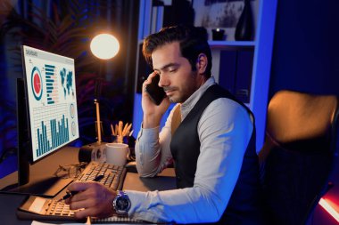 Akıllı iş adamı, akıllı telefon şirketinin ortağı ya da yatırımcısı kağıt işi raporları klasörüne not pazarı verileri yazarak satış kanalı disiplinlerini Neon Dark Light Room 'daki ürün hizmetlerini analiz ediyor. Tahmin et..