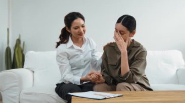 Destekleyici ve rahatlatıcı eller depresif hastayı neşelendiriyor ya da empati kurarak stres yapıyor. Psikolog, Vivancy Kliniği 'nde stresli ve üzgün bir hastaya güven veriyor..