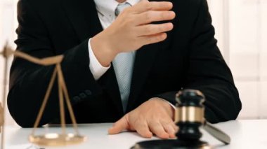 Avukat, hukuk bürosunda pazarlık yoluyla iş anlaşmazlığını çözmek için iki taraf arasında uzlaşma teklif ediyor. Yasal arabuluculuk ve çatışma çözme servisi. Ağır çekim. Katı.