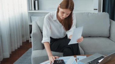 Kadın internet pazarından gelen borç yığınını modern yaşam tarzı olarak hesaplıyor ve prim siber güvenlik yazılımı tarafından korunan cüzdandan çevrimiçi ödeme için kredi kartı kullanıyor