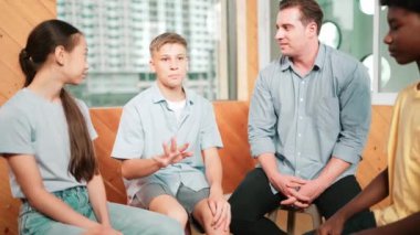 Grup terapisi sırasında çekici bir çocuk tecrübesini paylaşıyor. Etrafı çok kültürlü arkadaşlarla çevriliyken lise öğrencisi iyileşme sürecinden bahsediyor. Öğretim