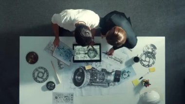 Jet motoruna bakarken birlikte çalışan profesyonel mühendisin zaman atlaması. Elektronik jeneratöre bakarken akıllı tasarımcıların ya da çeşitli teknisyenlerin beyin fırtınalarının hava görüntüsü. Hizalama.