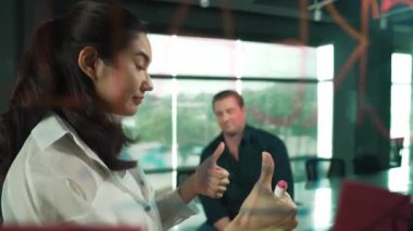 Genç kendine güvenen iş kadını projeyi uzman yatırımcıya sundu. Profesyonel proje yöneticisi başlangıç projesini açıklamak için yapışkan notlar kullanır, beyin fırtınası fikirlerini yatırımcıya paylaşır. Yönlendirici.