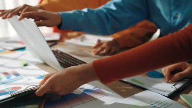 Şirket çalışanları dizüstü bilgisayarlarıyla finansal veri raporlarını analiz ediyor ve Panorama Video 'da yaratıcı ticari başarı için stratejik pazarlama planlıyor. Sinerjik