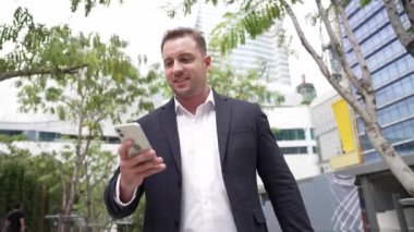 İş adamları Green City 'de iş yerinde yürürken pazarlama ekibini aramak için telefon kullanıyorlar. Profesyonel yönetici cep telefonuna bakıyor ve çevrede ağaç ve gökdelen ile buluşmaya gidiyor. Urbane.