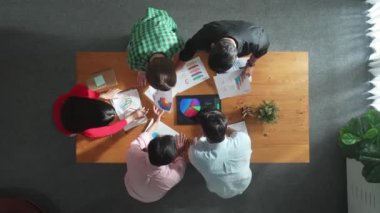 İş adamlarının yukarıdan aşağı hava görüntüsü strateji planlarken ve tabletten yatırım raporu veya mali grafiğe bakarken, pazarlama fikri ve beyin fırtınası için hazırlanıyor. Yaratıcı. Cemaat.