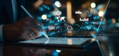 İş adamı, tahminsel büyük veri modellerinden gerçek zamanlı analizlere uzanan eğilim ve içgörüleri ortaya çıkarmak için veri analizlerini derinlemesine inceleyerek, veri güdümlü kararların analitik endüstriyi nasıl ileri götürdüğünü öğrenir