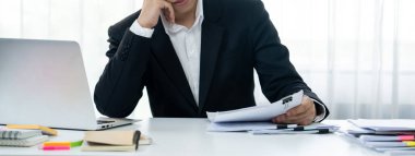 Şirket muhasebecisi, mali veri raporuna dayanarak vergi iadelerini hesaplamak ve en yüksek seviyeye çıkarmak ve finansal performansı artırmak için hesap makinesi kullanır. Panorama 'daki modern muhasebe. Kurnaz.