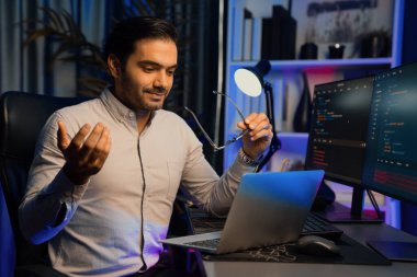 Neon Light Office 'teki hata kodlama sistemindeki sorunu çözmek için uygulama ekibi kaydı üzerinden bilgisayar üzerinden bilgisayar geliştirme toplantısı, internet sitesi veritabanı sunumu kavramı. Tahmin et..