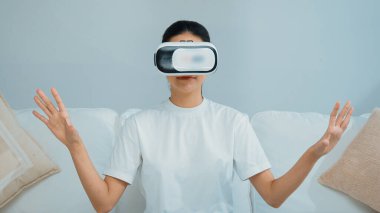 Canlı online alışveriş deneyimi için sanal gerçeklik gözlüğü kullanan genç bir kadın. Sanal gerçeklik VR yeniliği kadın dijital eğlence yaşam tarzı için optimize edildi.