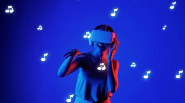 Müzik ve teknoloji kavramının mavi arka planında, stüdyo dinamik ışıklandırmasında VR kulaklıkla müzik notaları ve modern tasarım kullanarak eğlence şarkıları dinleyen ve dans eden gülümseyen bir kadın. Halüsinasyon.