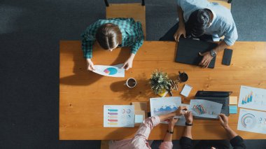 İşletme ekibinin en iyi görüntüsü toplantıya katılırken, verileri analiz etmeye hazırlanıyor. Bir grup farklı insan yaratıcı planlar yapıyor ve konferansa katılırken bir yandan da proje üzerinde çalışıyorlar. Cemaat.