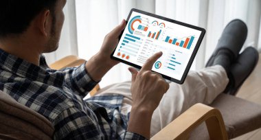 İş veri paneli, pazarlama stratejisi planlaması için iş zekası analizi sunar. Müşteri taleplerini analiz etmek ve iş dünyasının geleceğini önceden görmek için büyük veriler sunulur.