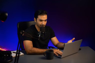 Yayıncı, fanclub dinleyicisiyle mikrofon kullanarak konuşuyor. Mor neon ışıklı modern stüdyoda yaratıcı olumlu düşünce konseptiyle canlı yayında finansal sorunları tartışıyor. Tahmin et..