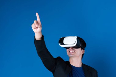 VR kulaklık takan profil işadamı ilginç mavi arkaplanlı fütüristik analitik iletişim teknolojisi sanal gerçekliğini izole etmek için metaevreleri birbirine bağlamaya çalışıyor. Entrika.