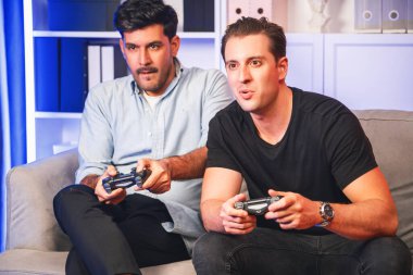 Kazanan ve kaybeden arkadaş oyuncular televizyonda video oyunu oynuyorlar. Stüdyo odasında neon mavi ışıklı joystickler kullanıyorlar. Memlekette rahat bir yaşam ve neşeli bir dövüş kazananı. Satılabilir.