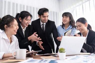 Ofis masasındaki finansal veri raporlarını analiz eden çeşitli bir grup iş analisti. Stratejik pazarlama planlaması için iş zekası analizi çizelgesi ve grafiği.