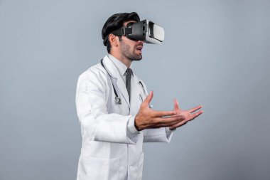 Tıbbi teoriyi açıklarken VR gözlük ve laboratuvar önlüğü takan beyaz, zeki bir doktor. Profesyonel doktor tıbbi verileri analiz ederken görsel gerçeklik kulaklıkları kullanarak metaevreni bağlıyor. Sapma.