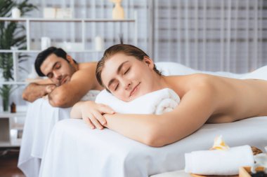 Kafkas çift müşterisi stres önleyici spa masajının keyfini çıkarıyor ve lüks otel veya oteldeki gündüz açık hava ortamında güzellik teniyle eğleniyor. Sessiz.