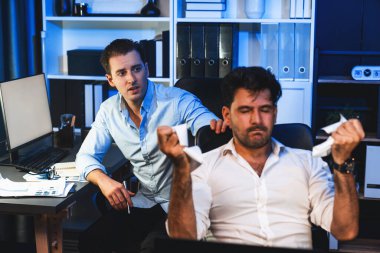 Son teslim tarihi için yüzü korkuyla oturan meslektaşlar gece vakti kağıt yırtıyorlar. Beklenmedik kazanç elde etmenin bedeli. Sakin duygularla destekleyen bir adam. Satılabilir.