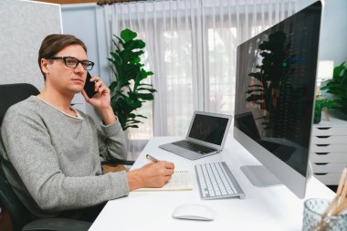 Akıllı borsa yatırımcıları bilgisayar ve laptop ekranından ilginç borsa takası seçmek için komisyoncuları arıyor, modern işyerindeki veri grafiğine gerçek zamanlı olarak bakıyor. Bireysel.