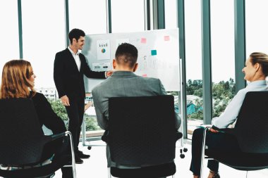 İş kadınları ve işadamları ofis odasında grup toplantısına katılıyorlar. Şirket iş ekibi konsepti. uds