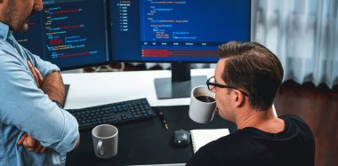 BT geliştiricileri pc ekranında çevrimiçi yazılım geliştirme bilgisini tartışıyor, web sitesindeki son sürüm uygulaması için program kodlaması oluşturuyorlar. Beyin fırtınası yazılımı kavramı güncellendi. Satılabilir.