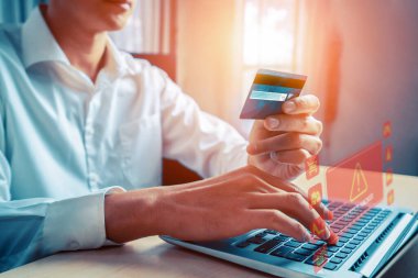 Hologram arayüzü izleyen müşteri, çevrimiçi işlemler için nakitsiz teknoloji kullanırken kredi kartı hacklenmesi tehlikesini uyarıyor. Akıllı tüketici kontrol cihazı güvenlik sorununu çözmeye çalışıyor. Siber Nakit.