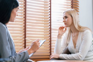 Psikolojik akıl sağlığı danışmanlığı ya da terapi seansındaki genç ve profesyonel bir hastadan akıl hastalığı teşhisi koyarken yardım istemek. Zihinsel tedavi seansı. Blithe