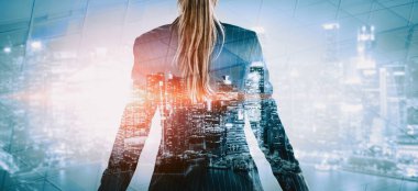 Modern şehir arka planında iş dünyasının çift pozlama görüntüsü. Gelecekteki iş ve iletişim teknolojisi kavramı. Gerçeküstü fütüristik şehir manzarası ve soyut çoklu pozlama arayüzü. uds