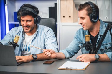 Akıllı telefondan canlı yayın yapan yaratıcı yayın kanalı olumlu podcast 'te. Listedeki özel konuk dinleyicilere tavsiye veren, kulaklık takan, stüdyodaki mikrofon kayıtlarını kullanan özel bir konuk yazar. Satılabilir.