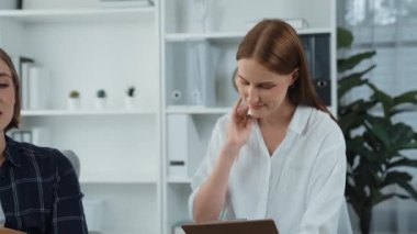 Mutlu hasta ve psikolog klinikte olumlu duygularla zihinsel sağlık sohbetlerini paylaşırken aynı zamanda klinikteki psikologlara başarılı bir iş ve hayatı açıklıyorlar.