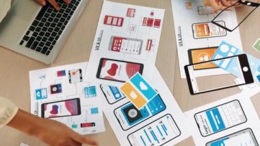 Mobil uygulama ya da web sitesi için kullanıcı arayüzü prototipi planlayan şirket çalışanlarının en iyi görünüm videosu. UX UI tasarımcı beyin fırtınası kullanıcı dostu arayüz planı. Sinerjik