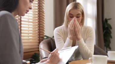 Savunmasız, stresli, genç bir hasta, ofisteki zihinsel tedavi sırasında duygusal travma, endişe ve akıl hastalıklarını psikiyatriste aktarıyor. Psikolojik danışma seansı. Blithe