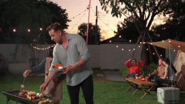 Aile birlikte bahçede kamp kurar, baba ve kız aile bireyleri için ızgara yapar. Doğayla iç içe olmak için açık hava kamp aktiviteleri ve genç nesil çapraz kuşaklarla zaman geçirmek için. Uyumsuzluk.