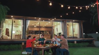 Mutlu aile, gece kutlama partisinde parlayan maytap tutuyor. Sevgili üyemiz birlikte kıvılcım oynamaktan hoşlanıyor. Nesiller arası uçurum için açık hava aktivitesi aile bağını güçlendirir. Uyumsuzluk.