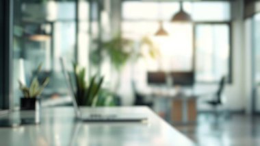 Bulanık arka plan, masa başında bitki olan modern ofis içi. Fabrikalı bir işyeri. Modern işyeri ve ofis dekorasyonu konsepti. Poster, duvar kâğıdı ve afiş için tasarım. Aktar.