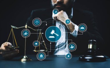 Akıllı hukuk, hukuki danışmanlık simgeleri ve avukatlık bürosunda çalışan araçlar dijital hukuk kavramını ve çevrimiçi hukuk ve yönetmelik kavramlarını gösteriyor .