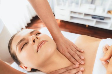 Kafkasyalı kadın müşteri stres önleyici spa masajının keyfini çıkarıyor ve lüks otel ya da oteldeki gündüz açık ortam güzellik salonunda güzellik teniyle eğleniyor. Sessiz.