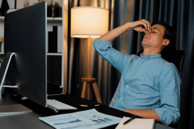 Dinamik veritabanı pazarlama analizi ile PC ekranındaki iş paragrafını araştıran stresli finansal analistin gece vakti modern ev ofisinde aylık rapor hazırlamasını düşünüyorum. Bireysel.