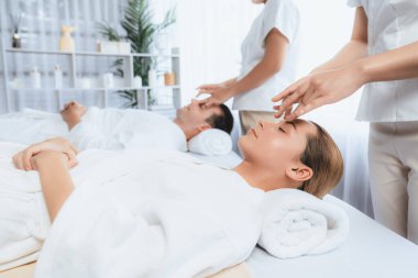 Kafkasyalı çift stres önleyici kafa masajının keyfini çıkarıyor ve lüks otellerde ya da otel spa salonlarında gündüz kaplıcalarında yüz güzelliği eğlencelerini şımartıyor. Sessiz.