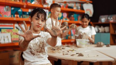 Lisedeki çocuklar kilden modellik yaparken Asyalı kız önde görünüyor. Sanat dersinde atölyede kameraya bakarken kirli gömlek giyen zeki bir öğrenci. Geçmişi bulanıklaştırıyor. Öğretim.