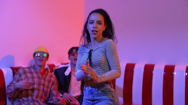 İspanyol dansçı çeşitli arkadaşlar birlikte dans ederken hareket eder. Mutlu profesyonel hipster el sıkışırken aynı zamanda çok kültürlü bir grubu destekliyor ve cesaretlendiriyor. Mutluluk.