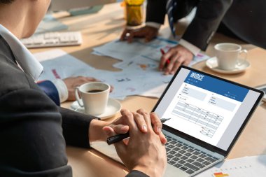 Muhasebe uygulamasından gelen fatura bilgisayar ekranında. Şirket işlerinin finans ve bütçesi için bilgisayar programı. Rahatça..