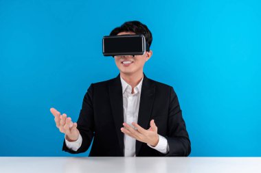 Asyalı muhabir, sanal gerçeklikteki yenilik teknolojisini analiz ederek iş dünyası haberlerini fütüristik metaevrenle özetliyor. Entrika.