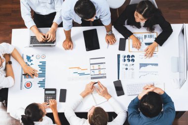 Üst görünüm proje yöneticisi proje yönetimi yazılımı kullanarak ekip ile iletişim kurar ve işbirliği yapar, proje görevinin ilerlemesini izler ve toplantı masasında program planı yapar. Tedbirli